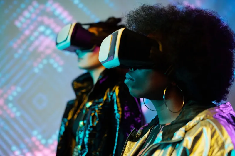 Avatars en devenir : comment les artistes français réinventent le soi dans l'espace virtuel