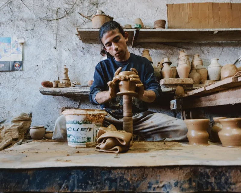 Terre et fracture : les céramistes françaises qui font du désordre une œuvre vivante