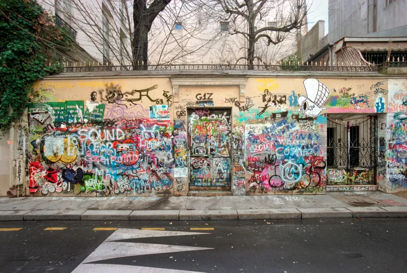 De la grotte à la façade : les street artists français et la mémoire pariétale du geste