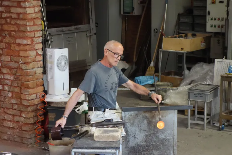 Feu, souffle et lumière : les maîtres verriers français réinventent l'alchimie du verre