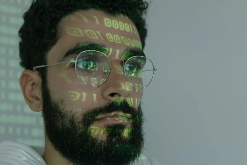 Métamorphes de l'algorithme : les créateurs français entre filtre et fiction identitaire