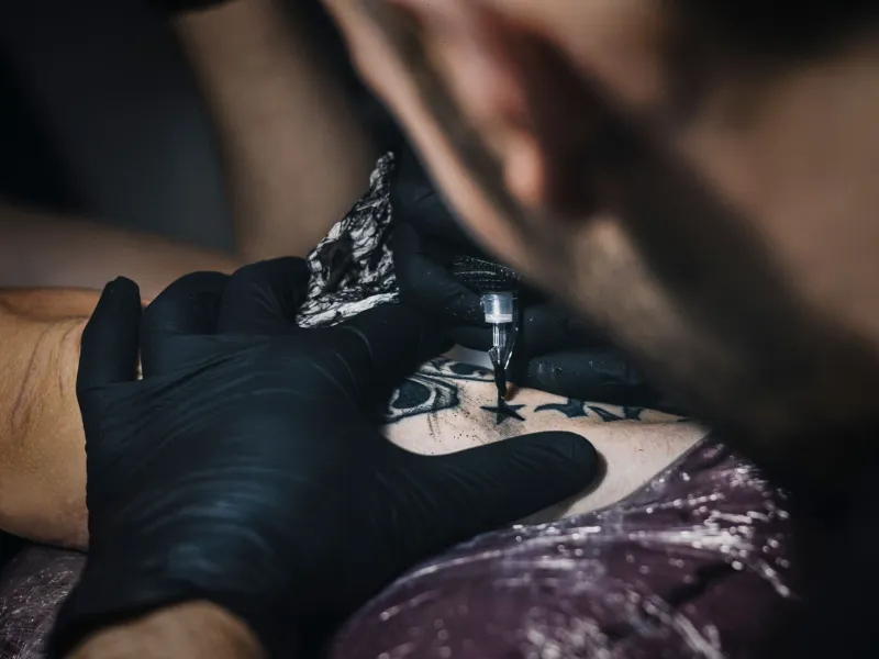 Peaux enluminées : les tatoueuses françaises et l'art du grimoire charnel