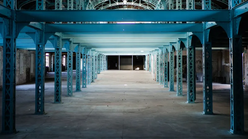 Ruines fertiles : quand les architectes français métamorphosent le patrimoine industriel en temples du vivant