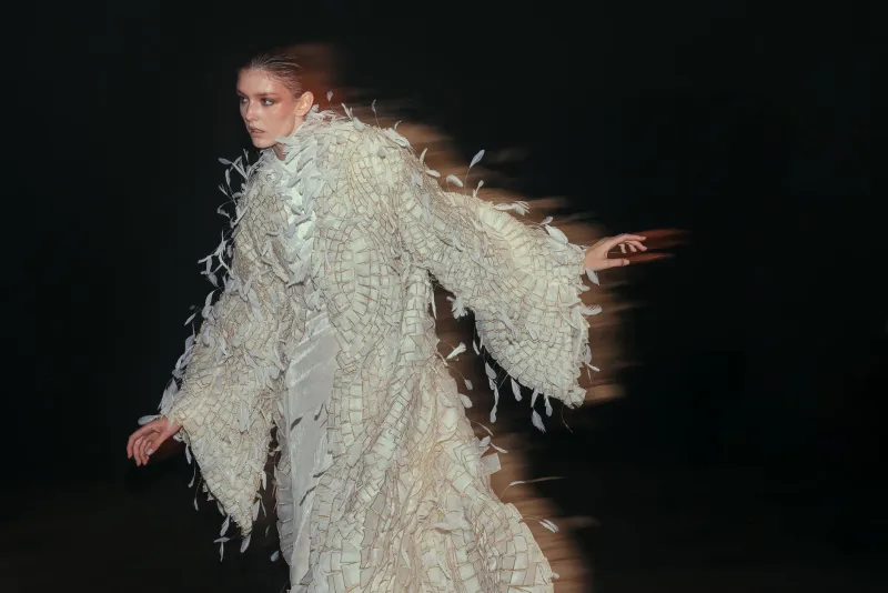 Le vêtement comme peau seconde : la haute couture française et l'art de la transmutation